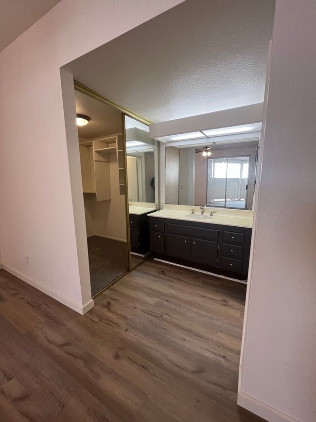 Building Photo - Camelot Community Downstairs 2 Bedroom Con...