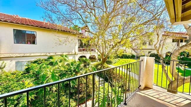 Building Photo - Beautiful, End Unit Condo, in the Very Des...