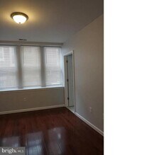 Building Photo - 4945 Chestnut St