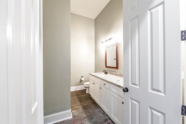 Building Photo - Downtown Charm: Spacious 1BR Apartment in ...
