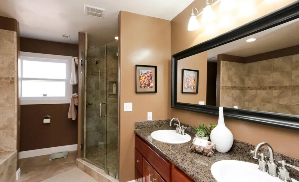 Building Photo - 15146 Chelsea Dr