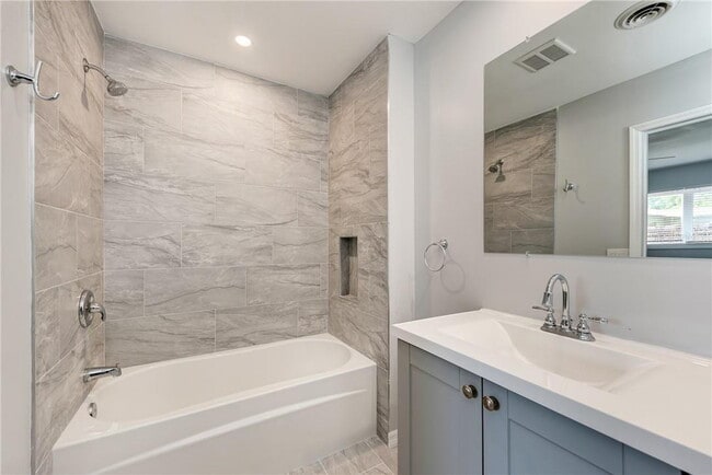 Building Photo - MOVE IN TO THIS SARASOTA HOME NOW WITH ZER...