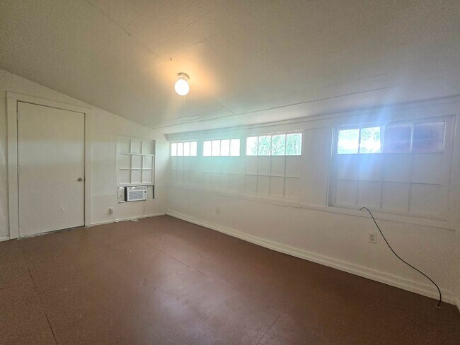 Building Photo - 2219 Everett St