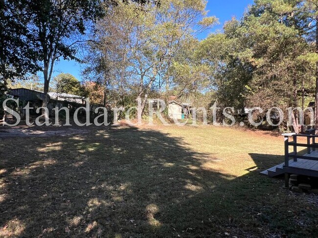 Building Photo - Ranch with Large Yard!