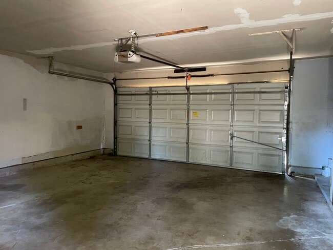 Building Photo - Move in ready! 3 bedrooms and 2 baths