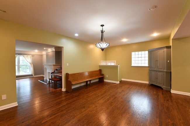 Building Photo - Kirkwood 5 bedroom / 3 full bathroom home