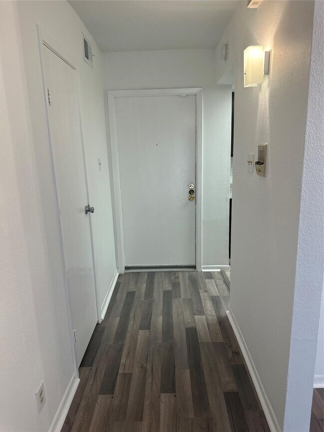 Building Photo - 2814 S Bartell Dr