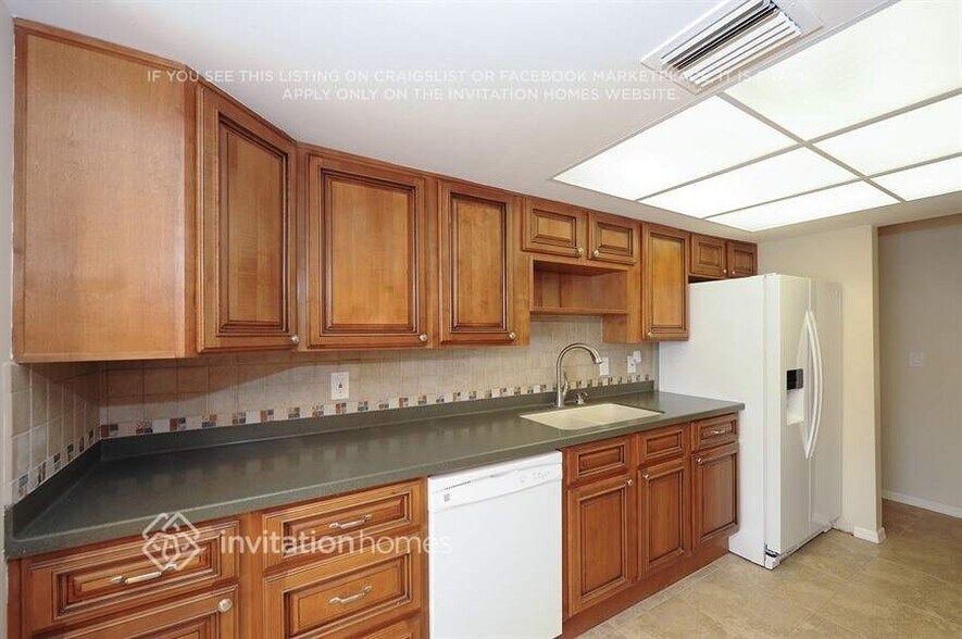 Building Photo - 10840 Peppertree Ln