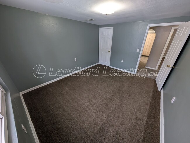 Building Photo - Charming Ranch with Fireplace, 2 Garages & Large Yard