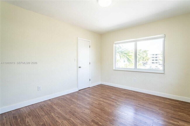 Building Photo - 1940 Biarritz Dr