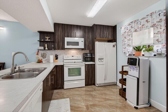 Building Photo - 5220 Las Verdes Cir