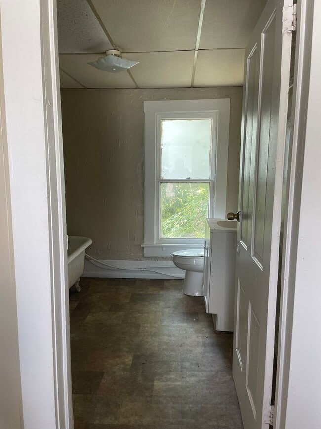 Building Photo - 2 Bdrm - 2 Bath Home