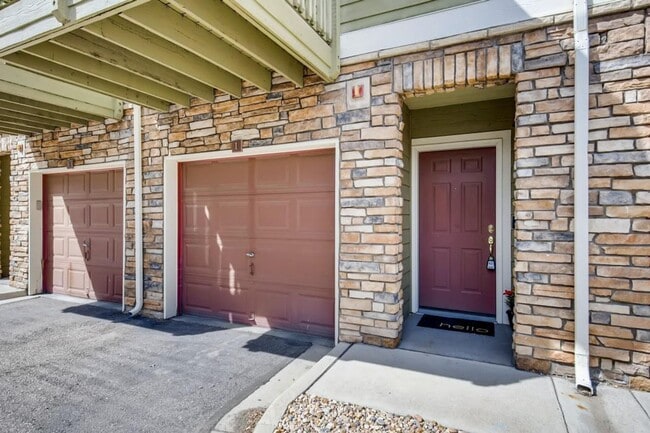 Building Photo - 2 bedromm, 2 bath townhome with attached 2...