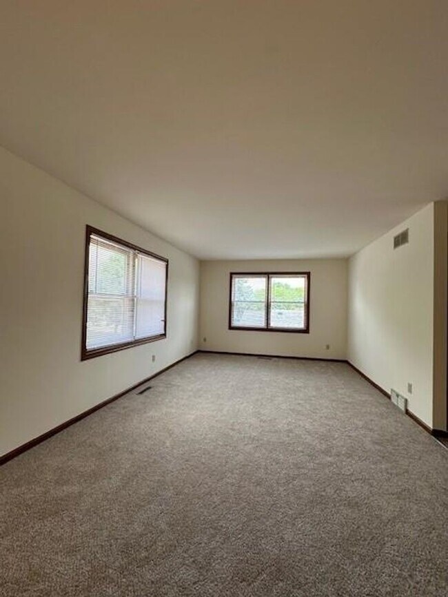 Building Photo - Rustic Dr