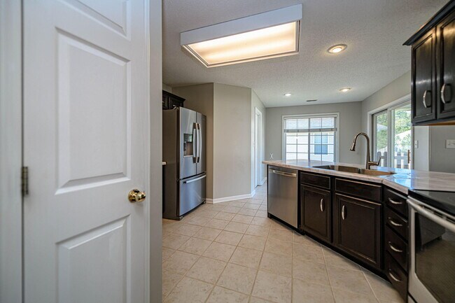 Building Photo - 709 Campusview Dr