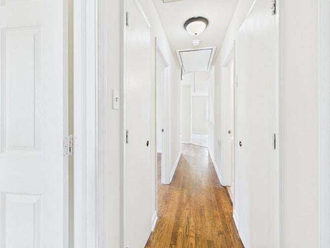 Building Photo - 954 Kingsway Rd