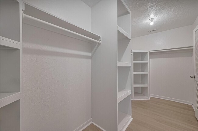 Building Photo - 6219 Canada Dr