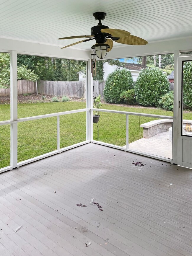 Building Photo - Majestic single-family home!!!