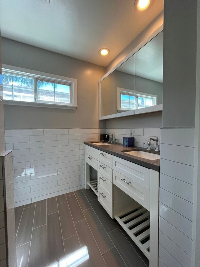 Building Photo - READY FOR MOVE-IN! 3+2.5 w/appliances + great backyard!