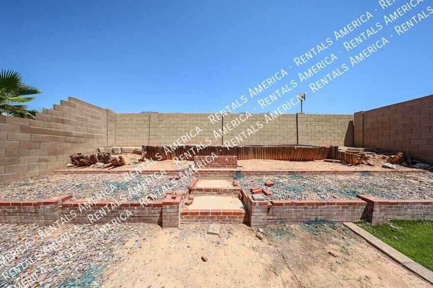 Building Photo - 2834 E Isabella Ave