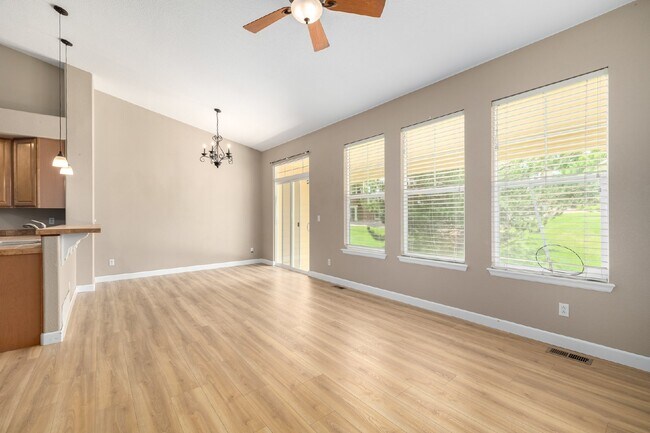 Building Photo - This beautiful 3-bedroom, 3-bathroom in Parker