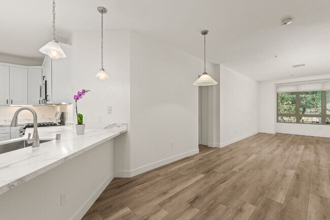 Building Photo - "Spacious, Sophisticated, Modern 3BR, 2BA Condo in the heart of downtown