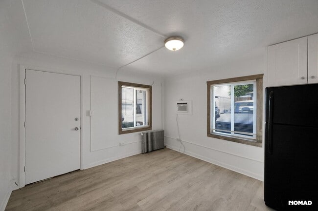 Building Photo - Clean affordable studio in Englewood