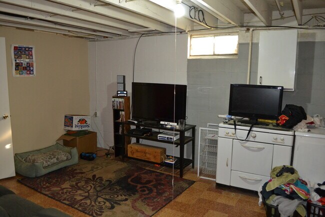 Building Photo - Nice 3-4 Br, 2 Bath Ranch style home, fenced in yard, garage, patio, full basement