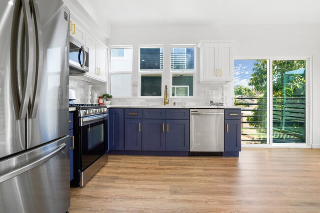 Building Photo - 2318 W 2nd St