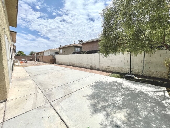 Building Photo - HIVE SUMMER MOVE-IN SPECIAL: DOWNSTAIRS CONDO | RECENLY REHABBED 2 BEDROOM 1 BATH | ACROSS FROM C...