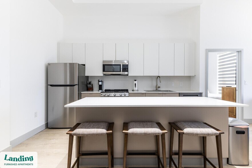 Building Photo - 1155 NE 126th St