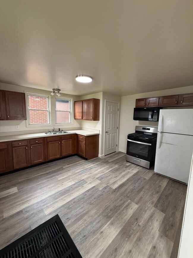 Building Photo - 133 E Commerce St