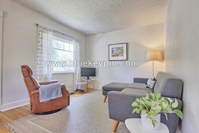 Building Photo - 3 Bed, 2 Bath Home Near McMenamins Kennedy School in NE Portland