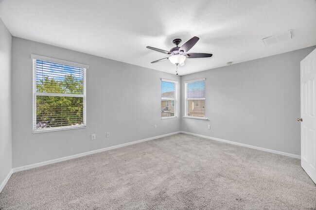 Building Photo - 3 Bedroom 2 Bathroom Townhouse