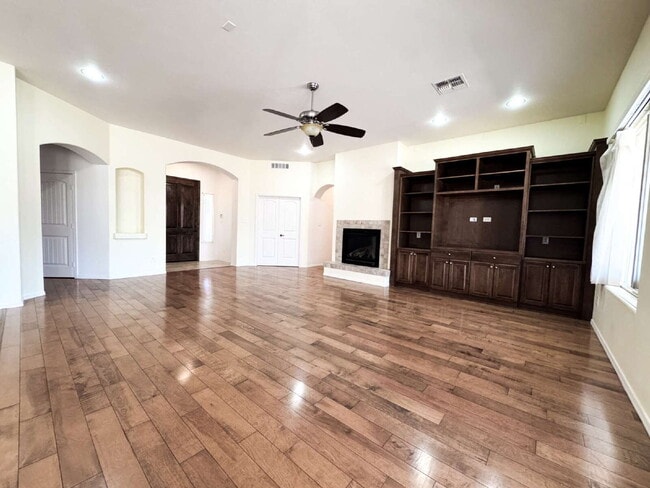 Building Photo - Exquisite 4-Bedroom, 3-Bath Haven in Sierr...