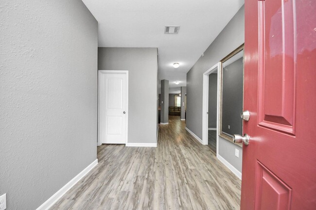 Building Photo - 2011 Halyard Dr