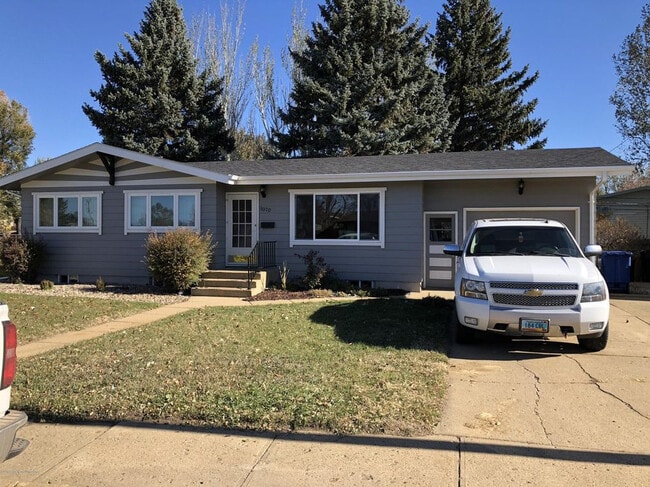 Building Photo - Cozy Single Family Home for Rent in Dickinson