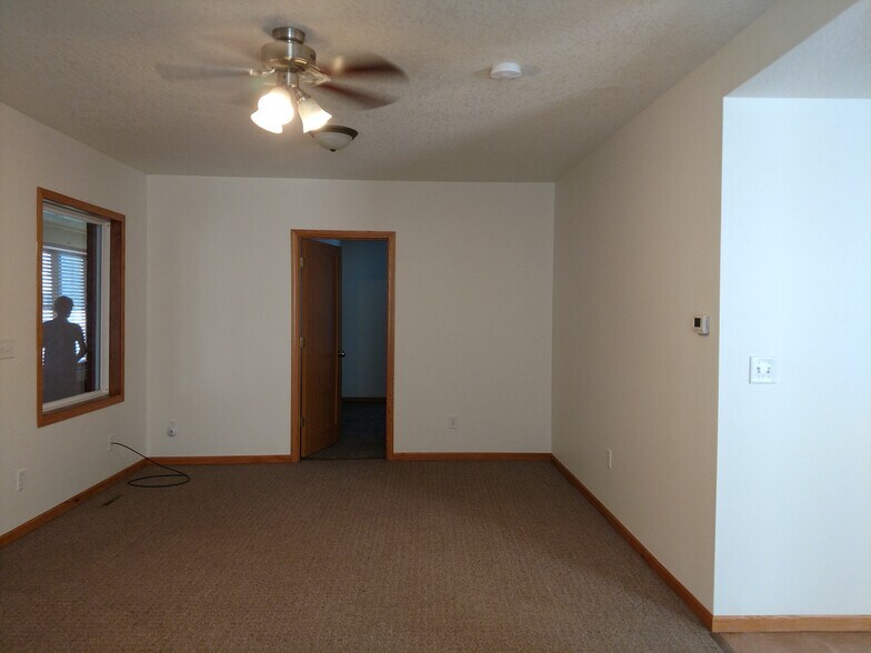 Living Rm looking West - 911 Johnson St