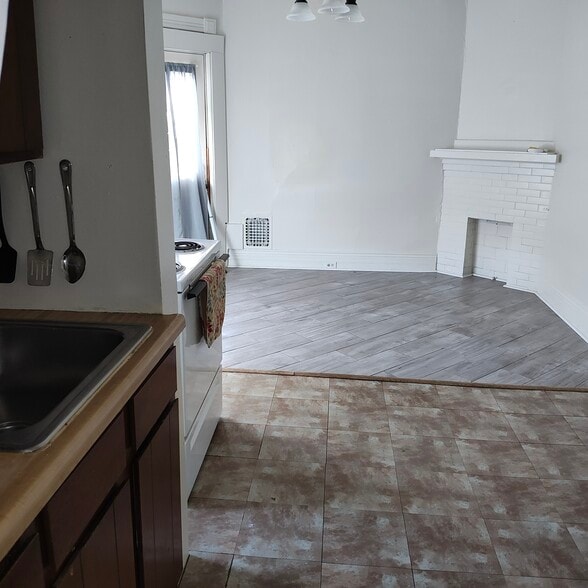 Building Photo - 535 W 8th St