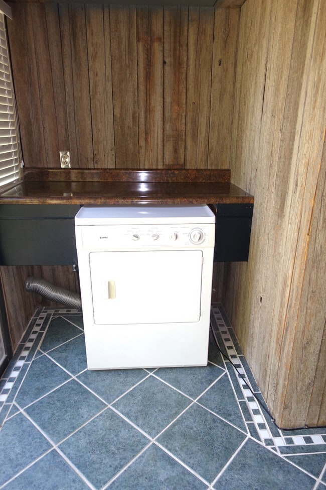 Building Photo - Updated Condo in Park-Like Setting