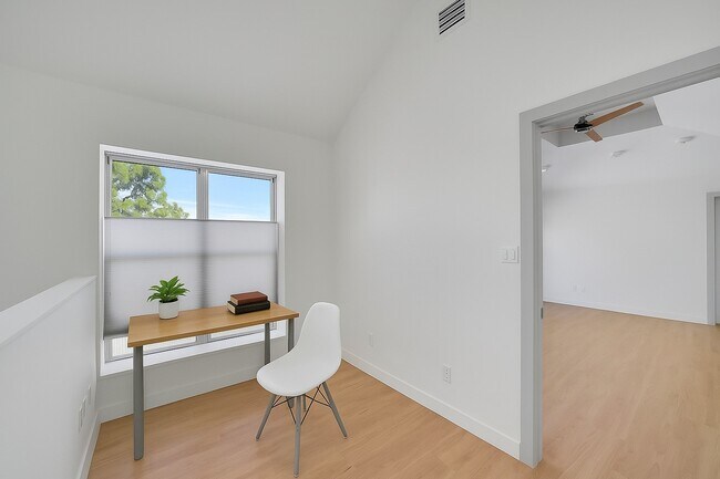 Building Photo - 320 Detering St