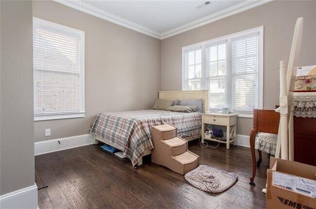 Building Photo - 4939 Kentwood Dr