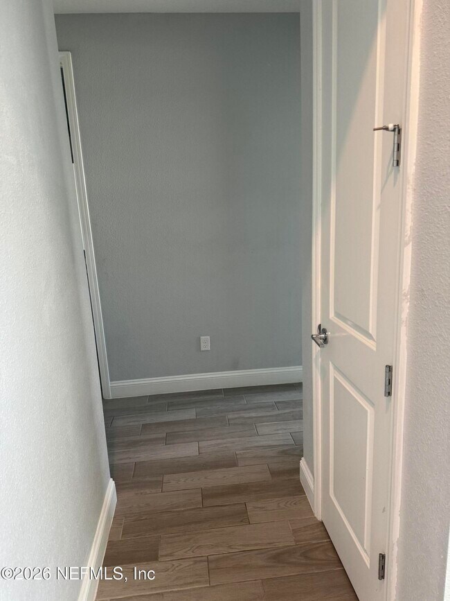 Building Photo - 229 Waterline Dr