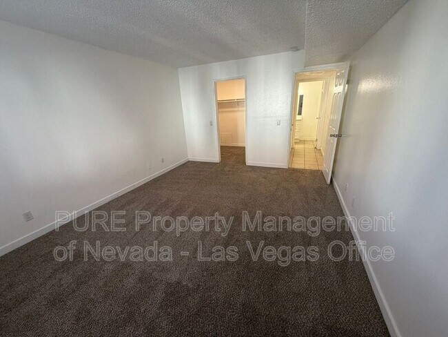 Building Photo - 1405 E Vegas Valley Dr