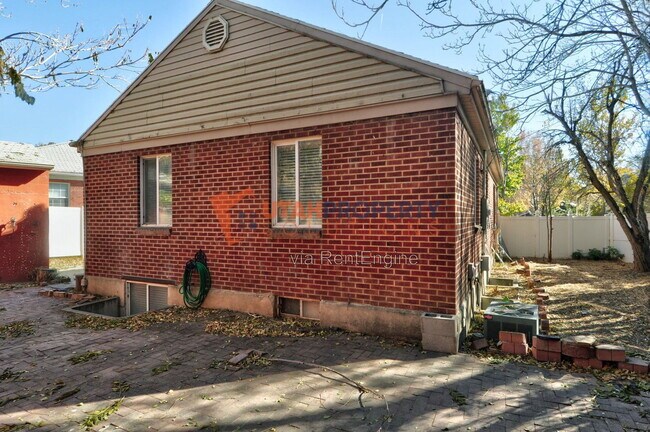 Building Photo - 1577 Glen Arbor St