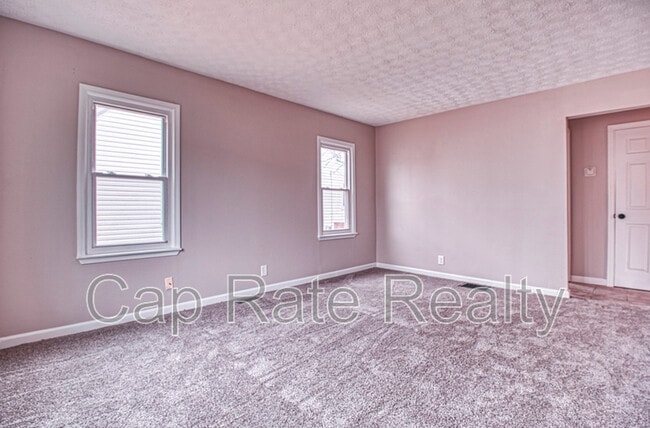 Building Photo - 1143 Duxberry Ave