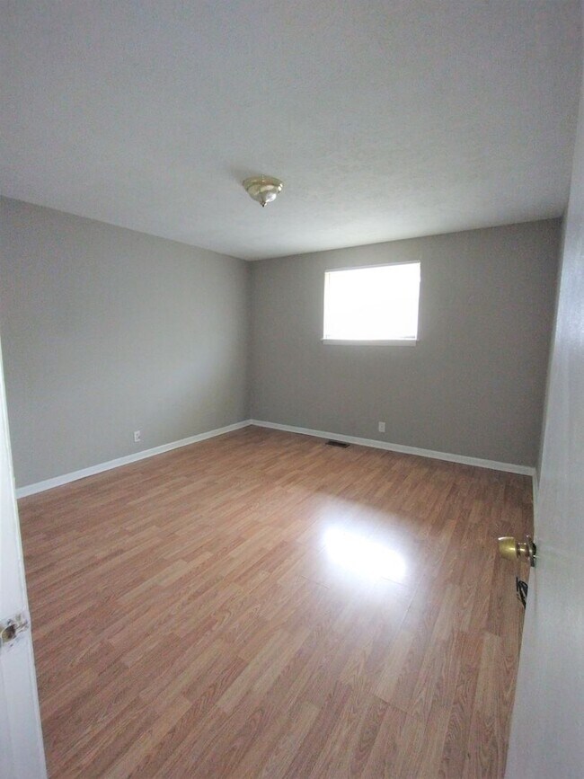 Building Photo - 556 Small St