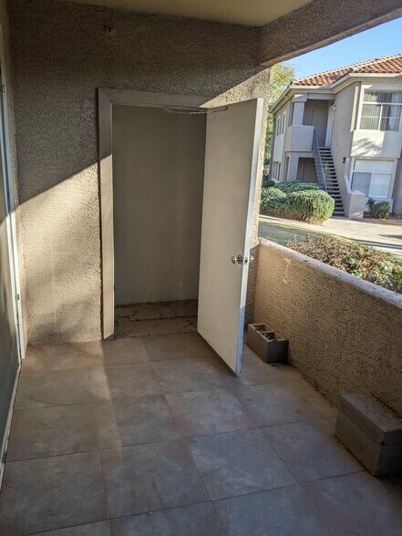 Plenty of lockable storage - 3830 E Lakewood Pky E