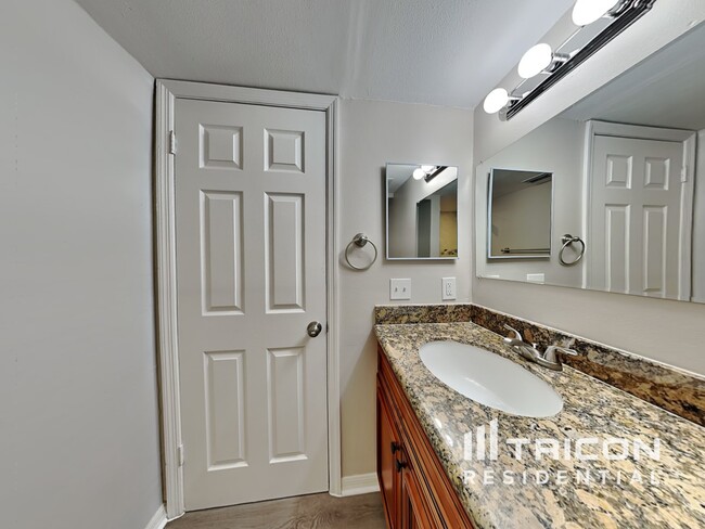 Building Photo - 15130 Heathridge Dr