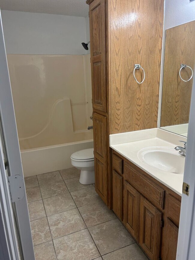 Building Photo - 1013 SE 5th St